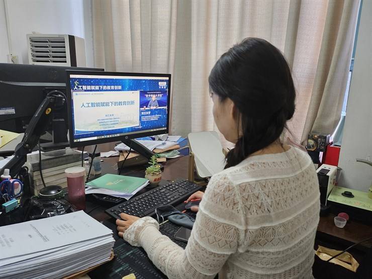 老员工创新创业就业指导服务中心、球速体育开展“数字教育大讲堂”学习