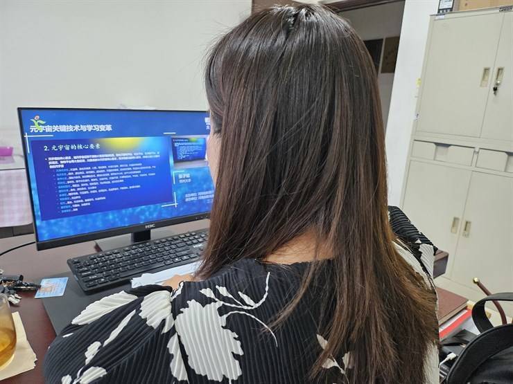 老员工创新创业就业指导服务中心、球速体育开展“数字教育大讲堂”学习